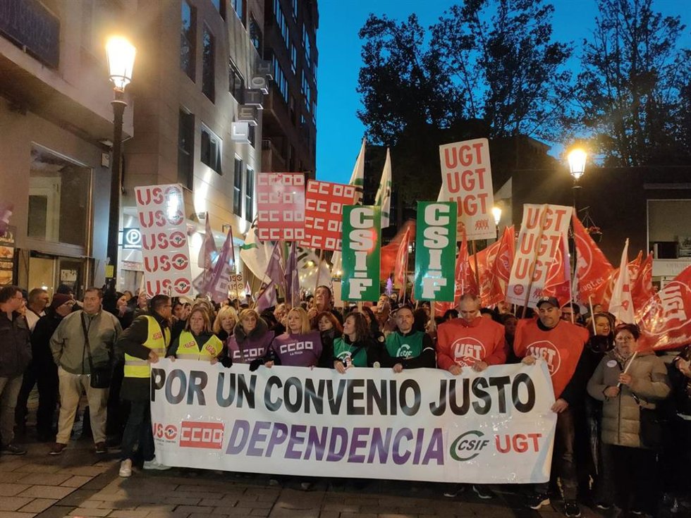Archivo - Imagen de archivo de una de las manifestaciones de los trabajadores de Residencias y Centros de Día de La Rioja