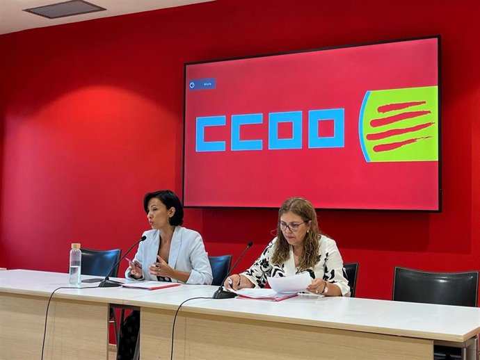 La secretaria general de CC.OO. De Catalunya, Belén López, y la secretaria de Trabajo y Economia, Saida Ehliluch, en rueda de prensa