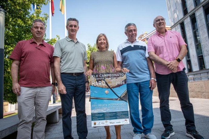 El director general de Deporte y Juventud, Diego Azcona, junto a la alcaldesa de Haro, Guadalupe Fernández, y el presidente del Club Riojano de Aerostación, Óscar Luis Ayala,
