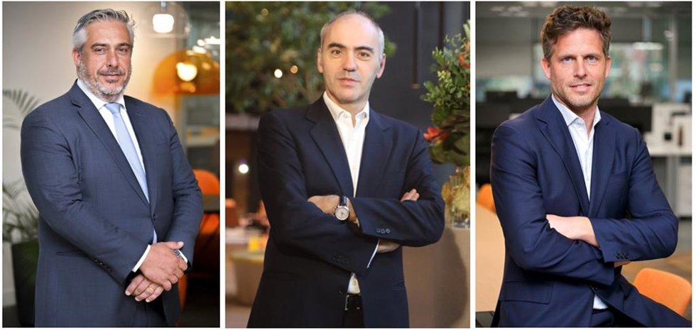 De izquierda a derecha, el Managing Director y Co-CEO de Hipoges, Hugo Velez; el CEO de Finsolutia Group, Afonso Nascimento y el Managing Director y Co-CEO de Hipoges, Claudio Panunzio.