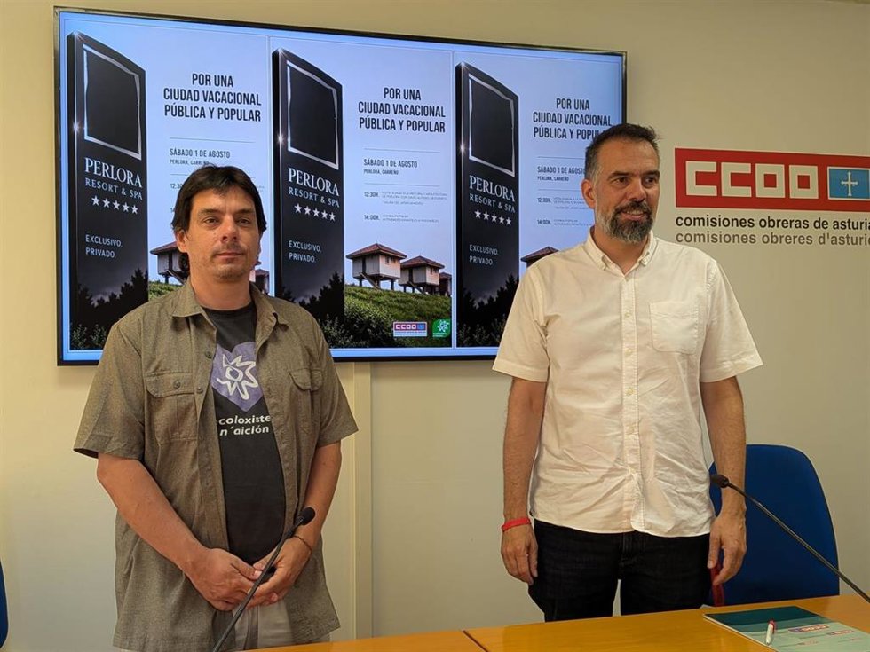 El portavoz de Ecologistas en Acción, Ignacio Fernández del Páramo y el secretario general de CCOO de Asturies, José Manuel Zapico, en rueda de prensa.