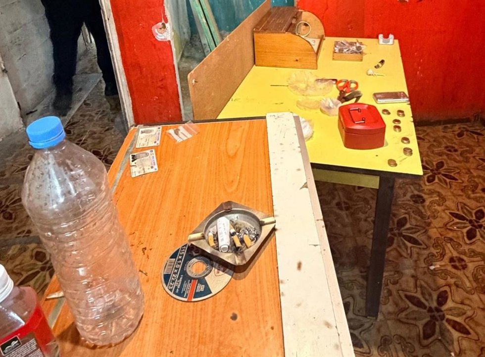 Detenidos tres hombres por tráfico de drogas en una vivienda tapiada de Son Gotleu.
