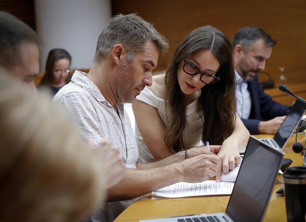 En el centro de la imagen, los diputados de Compromís en Les Corts Gerard Fullana y María José Calabuig durante una sesión de la comisión de investigación sobre el Residencial Les Naus