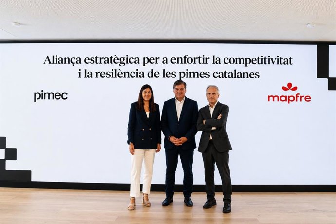 El presidente de Pimec, Antoni Cañete, y los directores regionales de Mapfre en Catalunya, Ramon Pujol y Mercè Donadeu