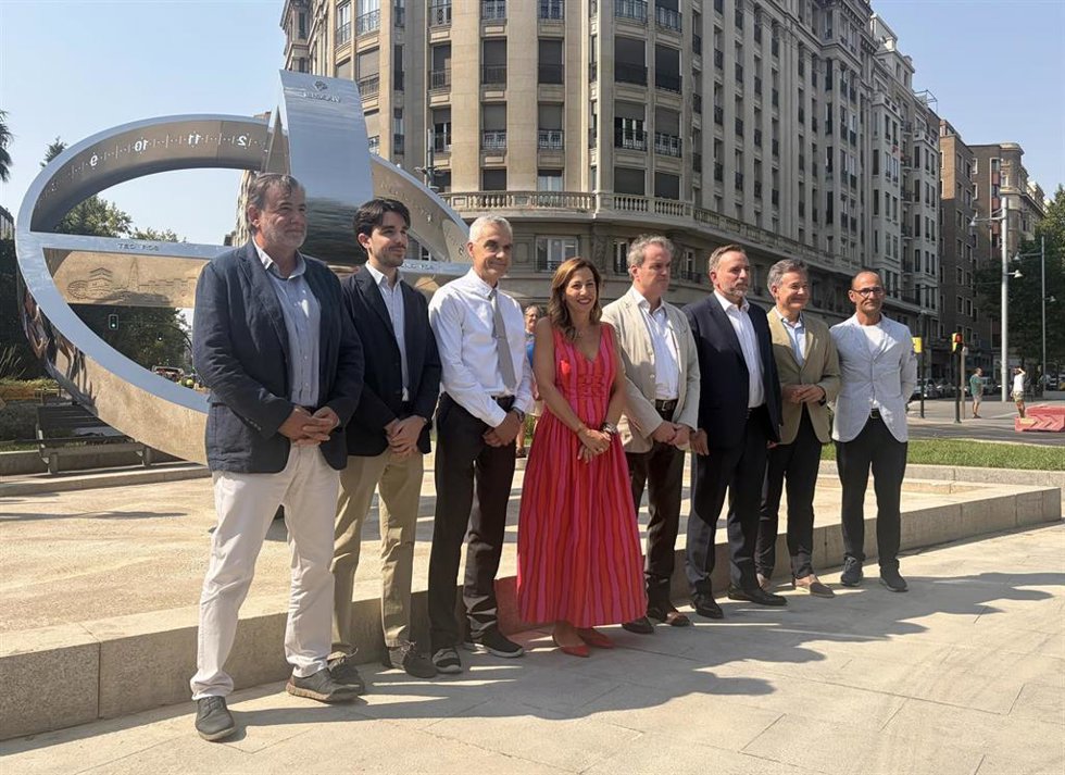 Inauguración de un nuevo reloj solar, en la plaza Basilio Paraíso de Zaragoza.