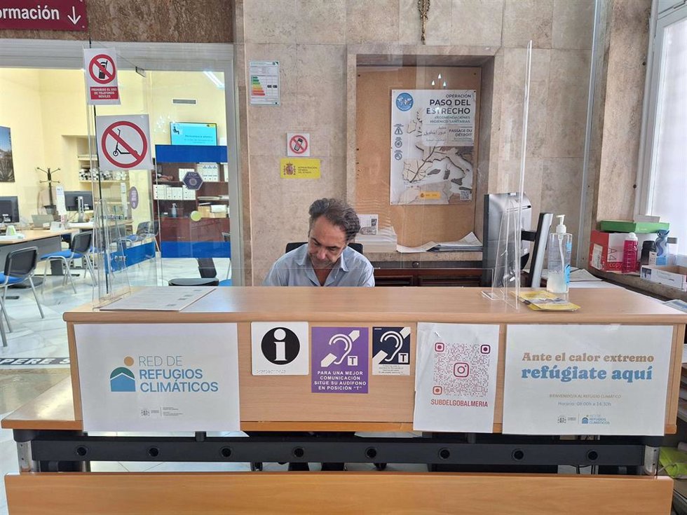 Zona de atención al público del Registro de la Subdelegación del Gobierno en Almería habilitada como refugio climático.