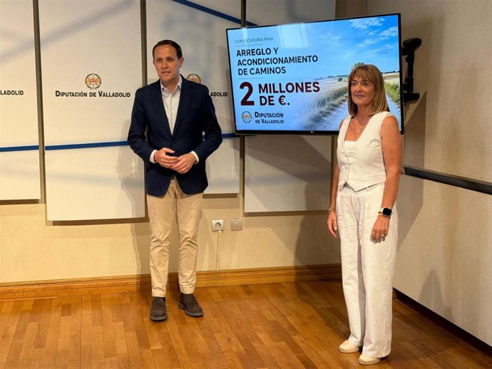 El presidente de la Diputación de Valladolid, Conrado Íscar, junto a  la diputada delegada del Servicio de Asesoramiento Local, Sonia Alonso, en la presentación la ayuda para los caminos rurales,  en el Palacio de Pimentel.