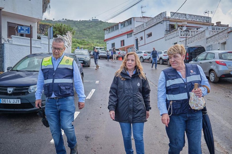 El consejero de Carreteras del Cabildo de Tenerife, Dámaso Arteaga, y la presidenta, Rosa Dávila, en una visita a El Pris para comprobar los daños de la borrasca 'Therese'