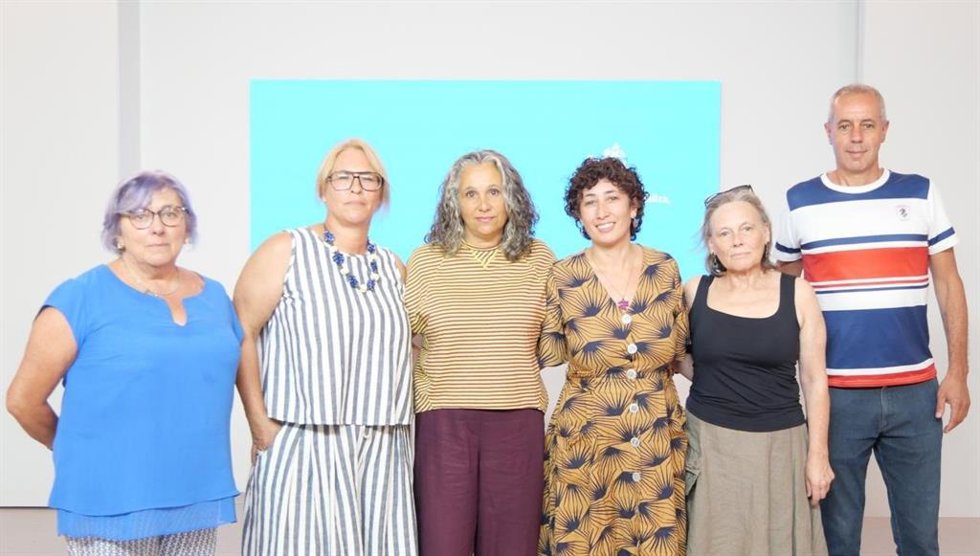 La secretaria de Organización del BNG, Lucía López, junto a la portavoz del Bloque en Muxía, Mercé Barrientos, y otros miembros de la formación. Sede nacional del BNG. Santiago de Compostela.