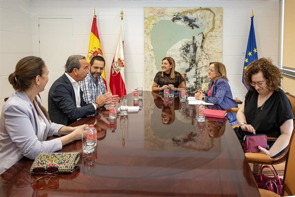 La presidenta de Cantabria, María José Saénz de Buruaga, y la consejera de Presidencia, Isabel Urrutia, presentan la medida de contratación al sector