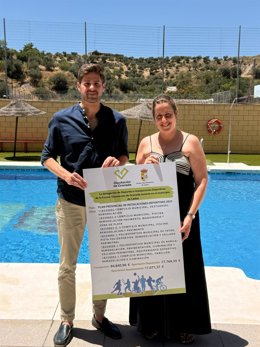 El diputado de Deportes e Instalaciones Deportivas, Eric Escobedo, y la alcaldesa de Cádiar, Encarnación López.
