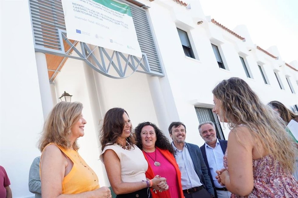 La consejera de Vivienda, Juventud y Ordenación del Territorio, Rocío Díaz, durante su visita a las obras de 40 viviendas públicas en Las Eritas de Cortegana.