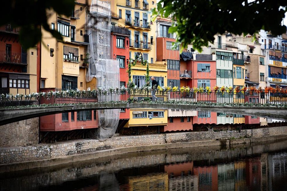 Archivo - Varias personas en el festival 'Temps de Flors 2026', en el casco histórico de la ciudad, a 9 de mayo de 2026, en Girona, Catalunya, (España). Girona se convierte en un gran jardín durante la 71 fiesta 'Temps de Flors', una cita que tiene lugar 