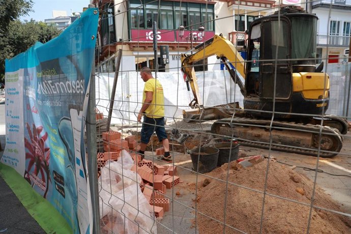 Obras de renovación de redes de abastecimiento y saneamiento de aguas de Emasesa como foto de recurso