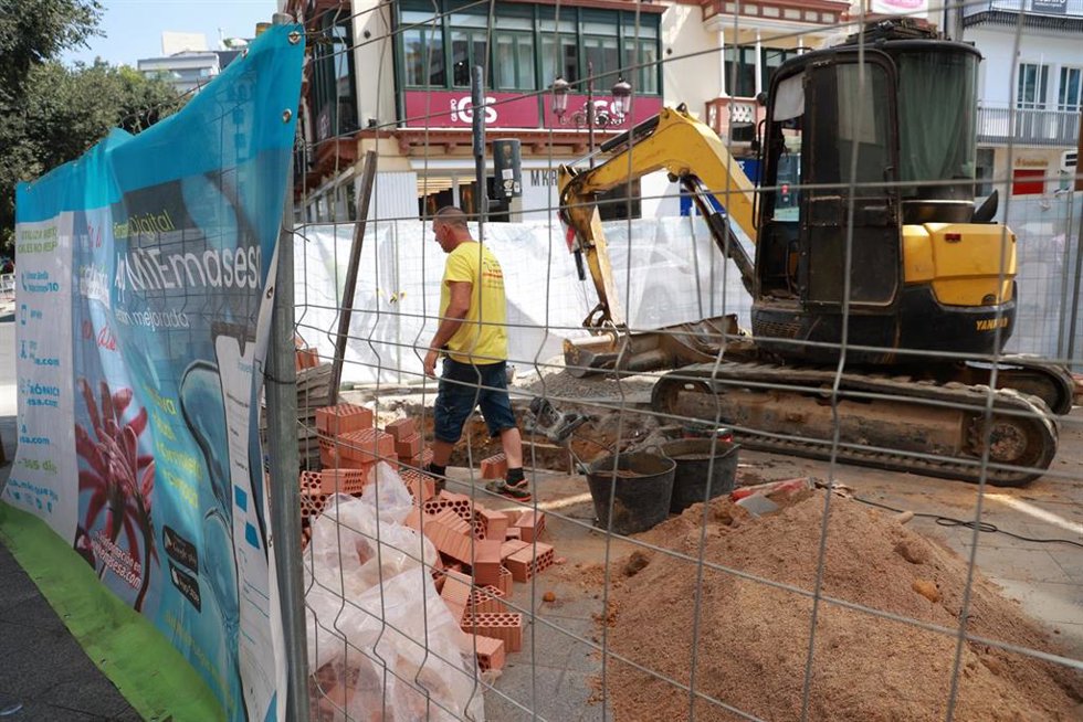 Obras de renovación de redes de abastecimiento y saneamiento de aguas de Emasesa como foto de recurso