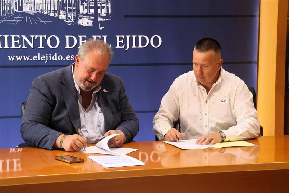 El alcalde en funciones de El Ejido (Almería), José Francisco Rivera, y un representante de Correos durante la firma del acuerdo para facilitar el pago de los recibos de agua.