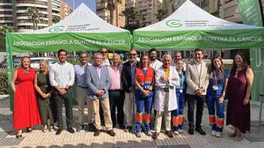 La Junta y la AECC lanzan en Málaga una campaña para prevenir el cáncer de piel con el lema 'Sol y piel sana no son incompatibles'.