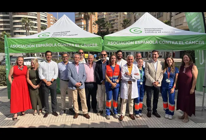 La Junta y la AECC lanzan en Málaga una campaña para prevenir el cáncer de piel con el lema 'Sol y piel sana no son incompatibles'.