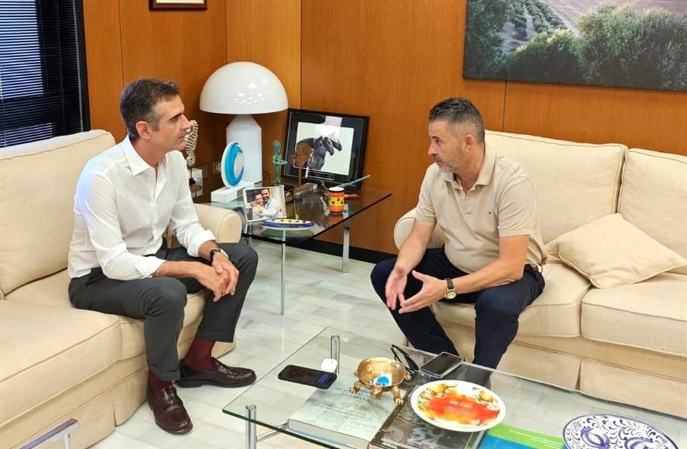 El consejero de Agricultura, Pesca, Agua y Desarrollo Rural, Ramón Fernández-Pacheco durante su reunión con el presidente de la Federación Andaluza de Cofradías de Pescadores (Facope), Manuel Fernández.