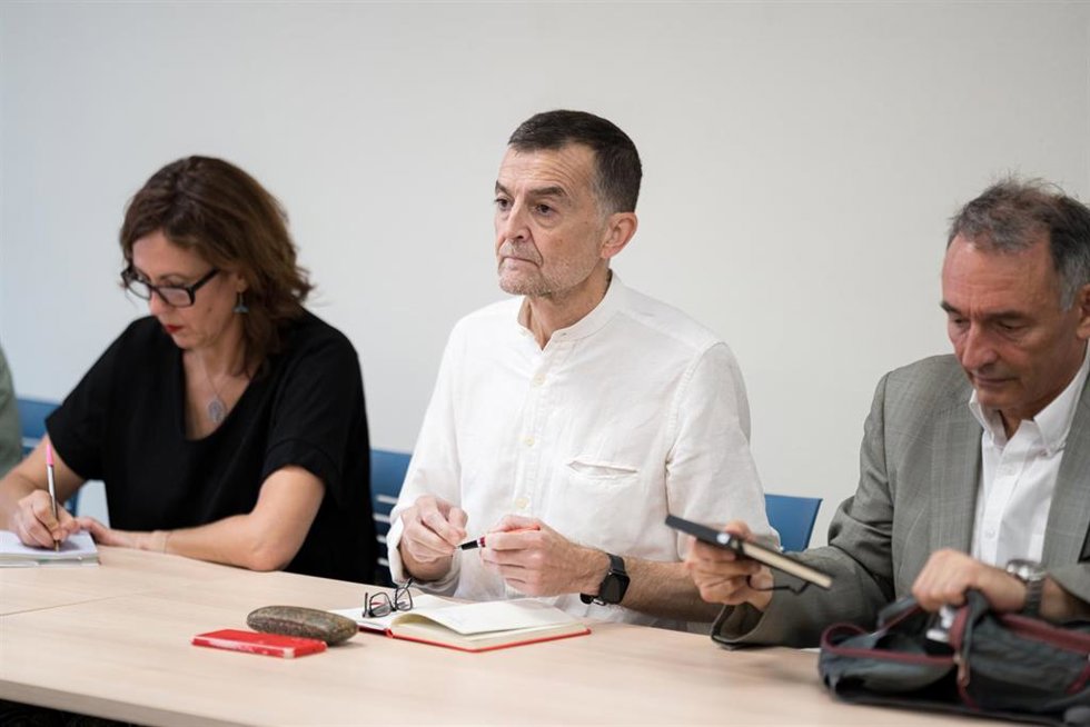 Archivo - (I-D) La responsable de Organización de IU, Eva García Sempere; el coordinador federal de Izquierda Unida, Antonio Maíllo y el portavoz parlamentario de IU y diputado de Sumar, Enrique Santiago.
