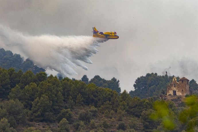 Un hidroavió treballa en les tasques d'extinció de l'incendi de la Vall d'Uixó, a 28 de juliol del 2026