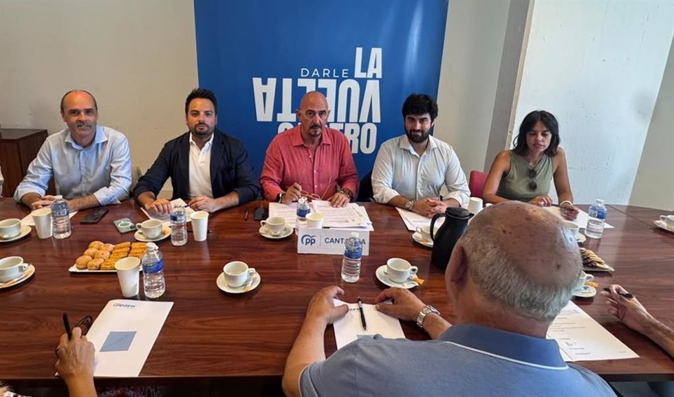 El consejero de Salud y secretario autonómico del PP de Cantabria en esta materia, César Pascual, participa en un desayuno informativo con la Junta Local de partido en Castro Urdiales