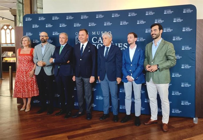 El director general de Fundos, José María Viejo (centro), acompañado por diferentes representantes, en la inauguración de la exposición 'Gaudí y la Ciudad Moderna' en el Museo Casa Botines Gaudí (León).