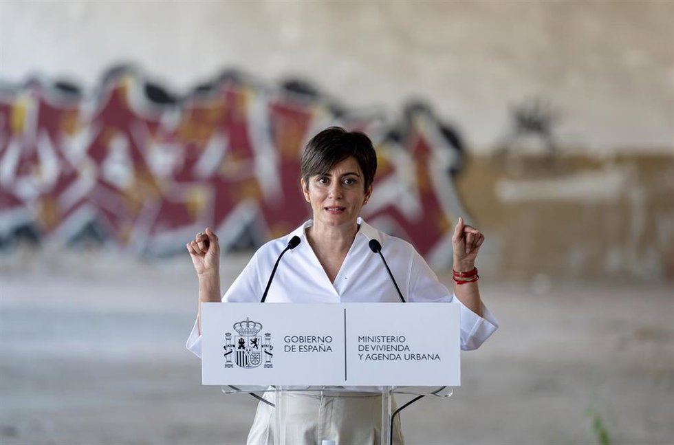 La ministra de Vivienda y Agenda Urbana, Isabel Rodríguez, en Nuevo Barrio Campamento. 
