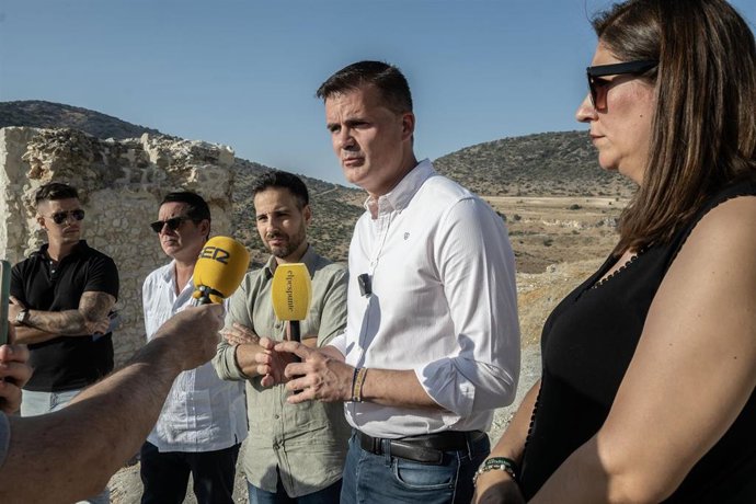 El alcalde de Estepa, Antonio Jesús Muñoz, durante el acto de entrega del final de la obra de la muralla islámica de la ciudad.