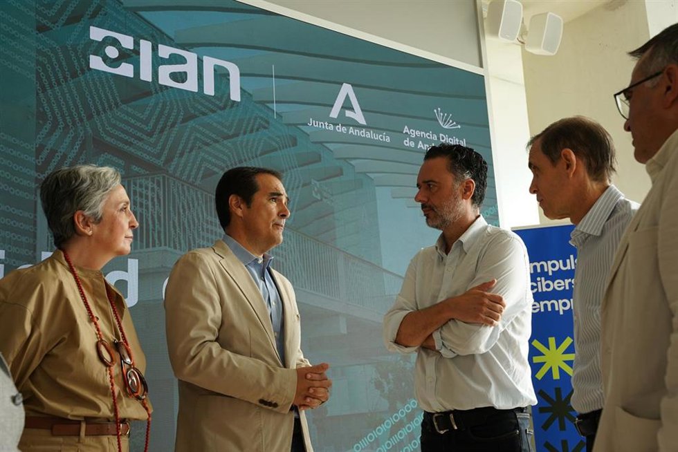 El consejero de Inteligencia Artificial, Desarrollo Digital y Administración Pública, José Antonio Nieto, visita el Centro de Ciberseguridad de Andalucía (CIAN) en Málaga.