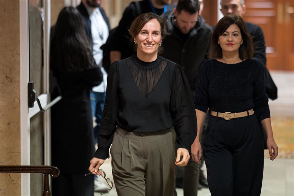 Archivo - La ministra de Sanidad, Mónica García (c), y la ministra de Juventud e Infancia, Sira Rego (d), durante una jornada sobre la regularización de la publicidad de alimentos no saludables, en el Congreso, a 2 de marzo de 2026, en Madrid (España).