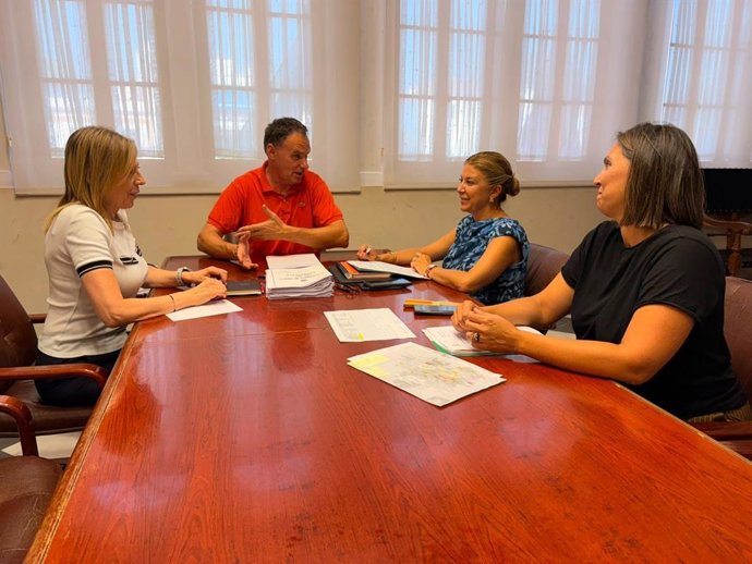 Reunión entre la Junta de Andalucía y el Ayuntamiento de Lebrija por la continuidad del servicio de atención.