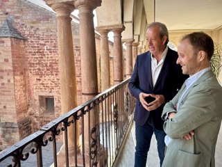 Erik Domínguez, junto al alcalde de Andújar, Francisco Carmona