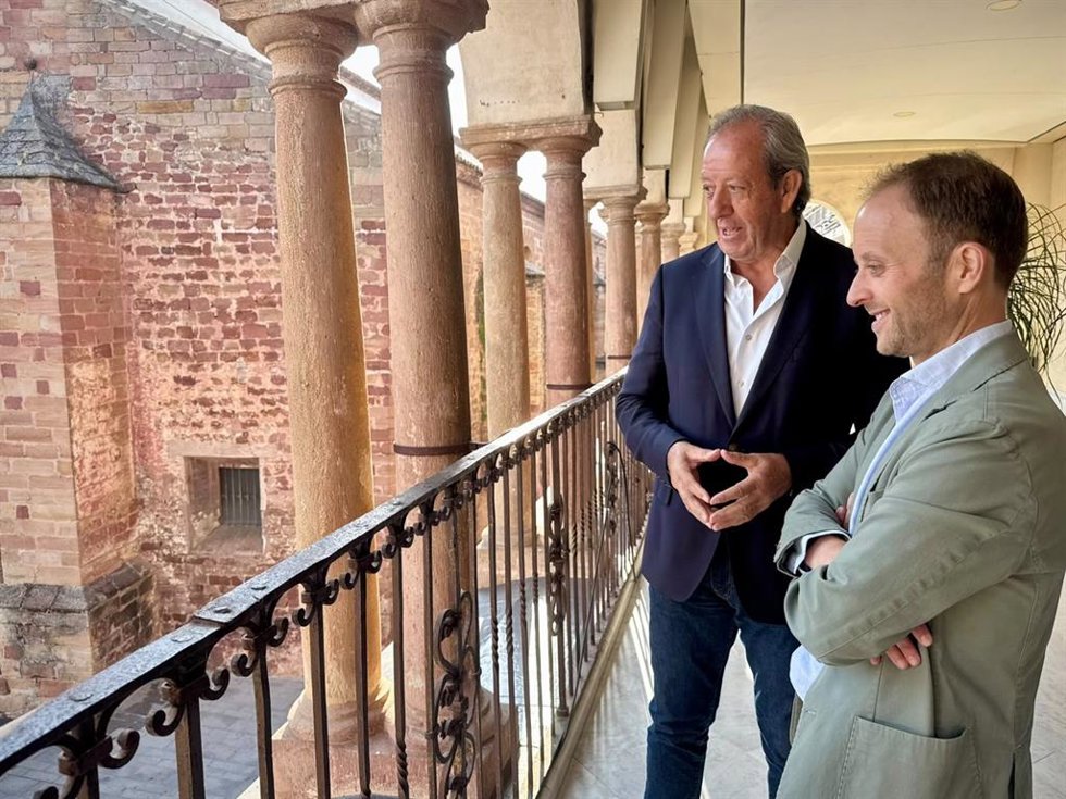 Erik Domínguez, junto al alcalde de Andújar, Francisco Carmona