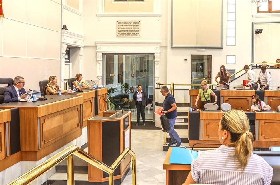 Imagen del momento en el que los diputados del PSPV y el de Compromís abandonan el pleno de la Diputación de Alicante celebrado este miércoles