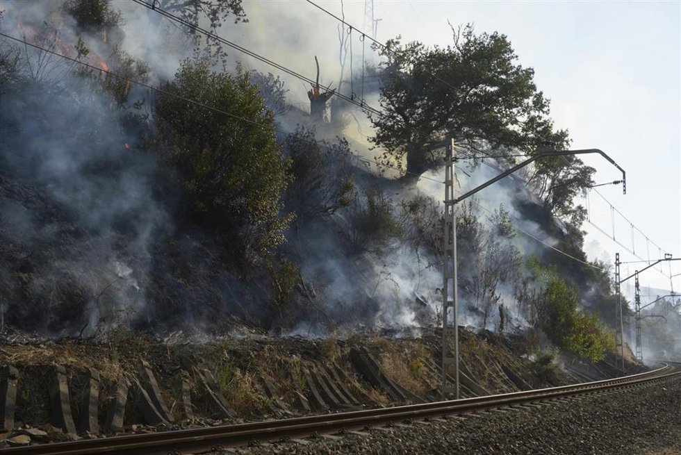 El fuego llega a las vías del tren por el incendio forestal de Ribas de Sil, a 12 de julio de 2026, en Ribas de Sil, Lugo, Galicia.