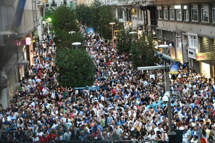 Archivo - Cientos de personas durante el Chupinazo de la Semana Grande en foto de archivo