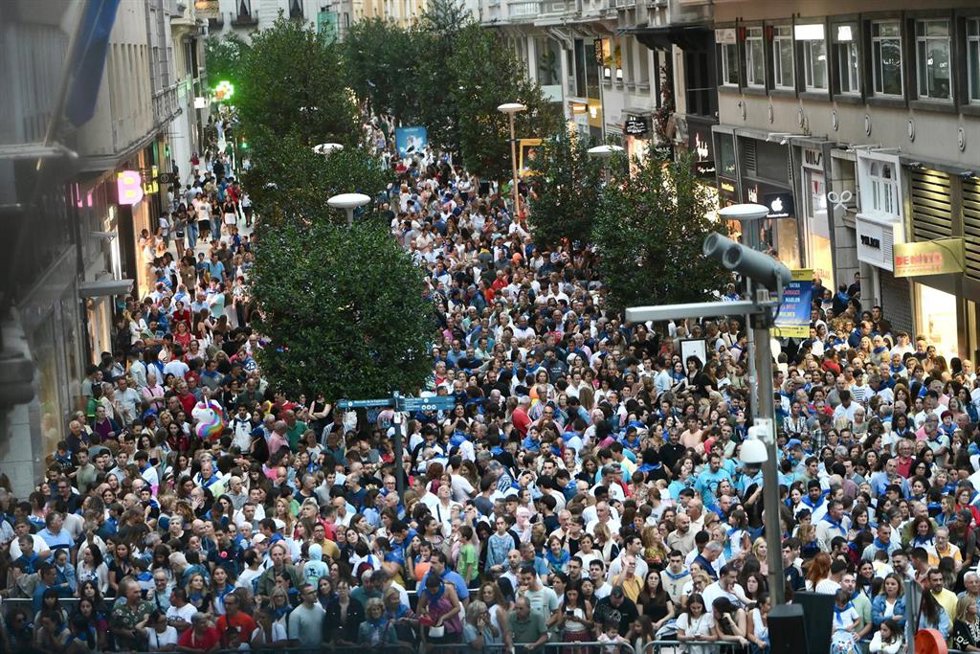 Archivo - Cientos de personas durante el Chupinazo de la Semana Grande en foto de archivo