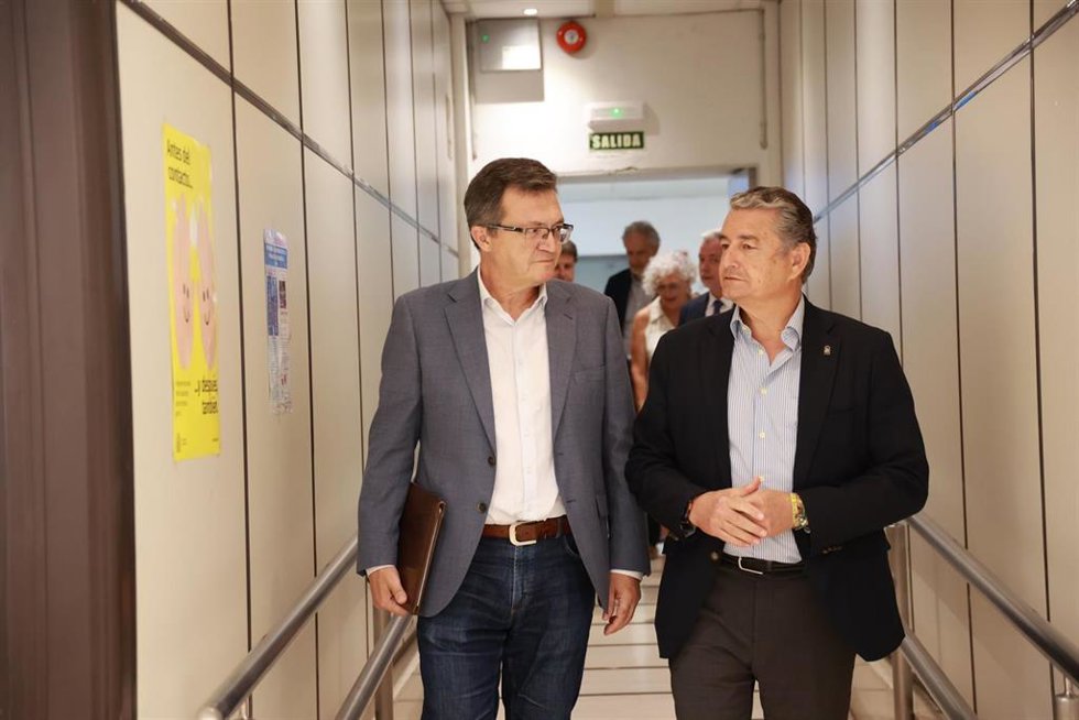 El vicepresidente primero de la Junta y consejero de Presidencia, Sanidad y Emergencias, Antonio Sanz (d), junto al presidente del Sindicato Médico Andaluz (SMA), Rafael Ojeda (i), a su llegada para firmar un acuerdo en materia sanitaria. A 29 de julio de