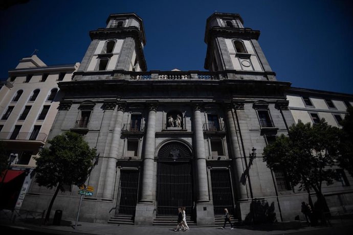 Archivo - Vista de la fachada de una iglesia en Madrid.