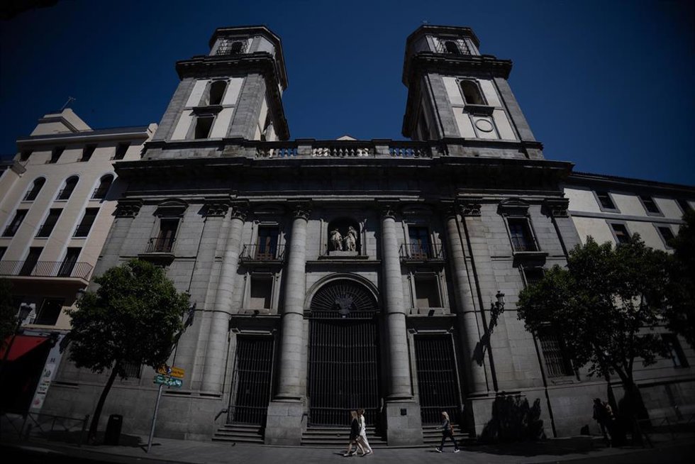 Archivo - Vista de la fachada de una iglesia en Madrid.