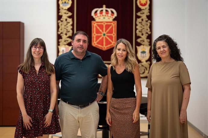 El presidente del Parlamento de Navarra, Unai Hualde, recibe a la directora de la asociación Goizargi, Rakel Mateo, y a Sara Ancín y Amaya Villanueva, responsable de sensibilización e impacto social y responsable de desarrollo asociativo, respectivamente.