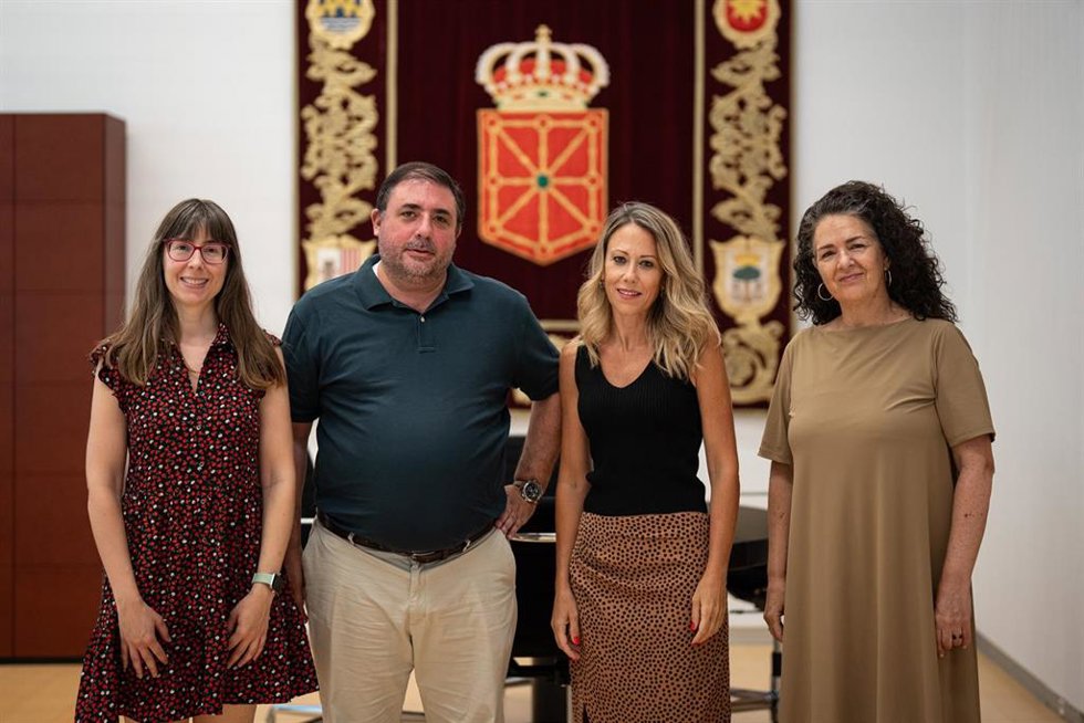 El presidente del Parlamento de Navarra, Unai Hualde, recibe a la directora de la asociación Goizargi, Rakel Mateo, y a Sara Ancín y Amaya Villanueva, responsable de sensibilización e impacto social y responsable de desarrollo asociativo, respectivamente.