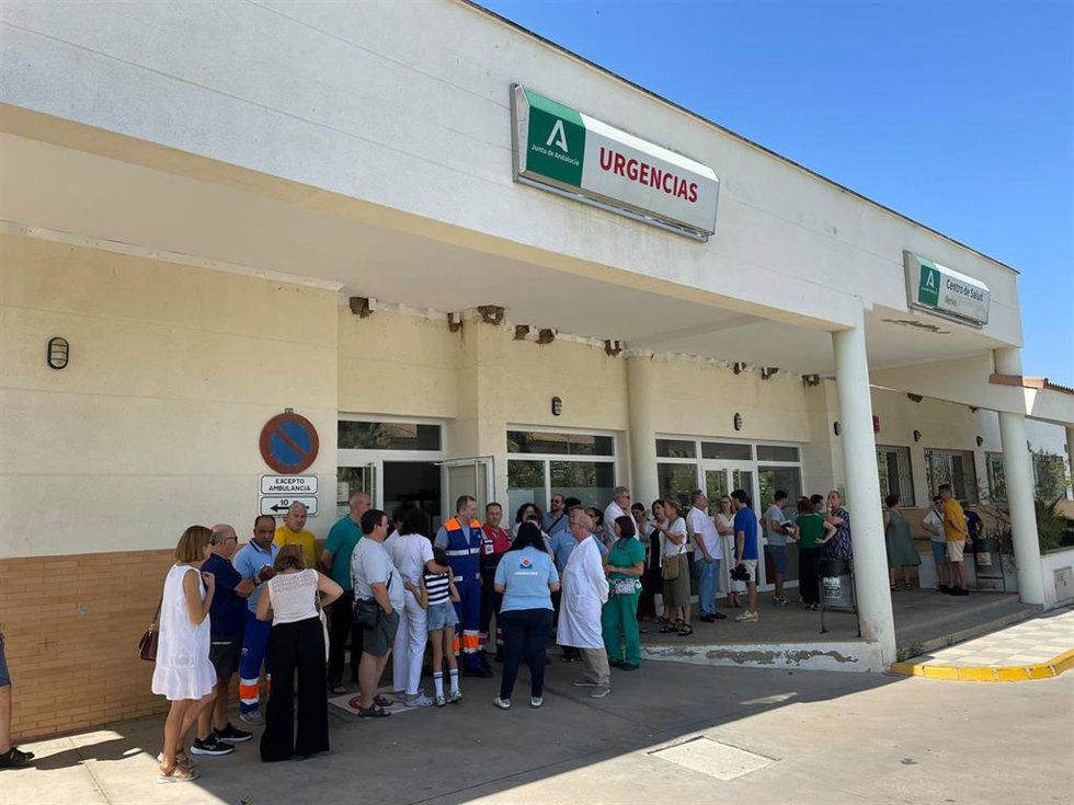 Concentración en el centro de salud de Nerva (Huelva).