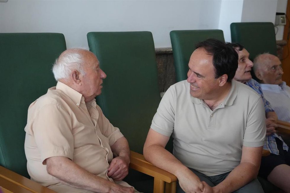 El president de la Generalitat, Juanfran Pérez Llorca, ha visitado diferentes puntos de atención y distribución de recursos para los vecinos afectados por en incendio de la Vall d'Uixó.