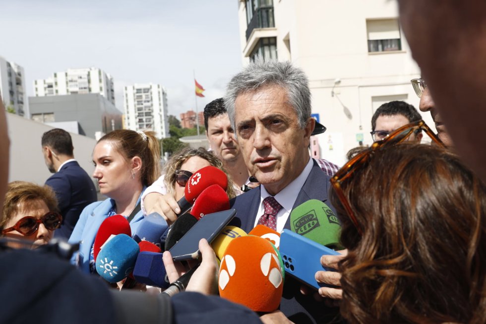 El director general de la Guardia Civil, Leonardo Marcos, atiende a los medios antes de reunirse con los mandos de Andalucía. A 9 de mayo de 2024, en Algeciras, Cádiz (Andalucía, España).