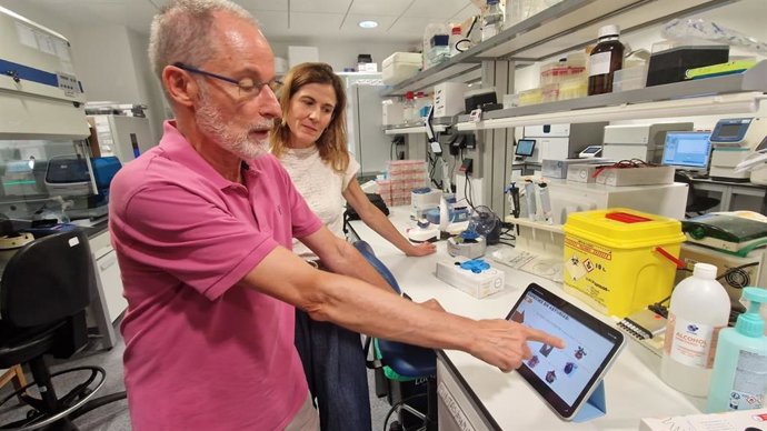 El investigador del Serida Alberto Espi y la subdirectora de Salud Pública de la Consejería de Salud, María Rodríguez Velasco.