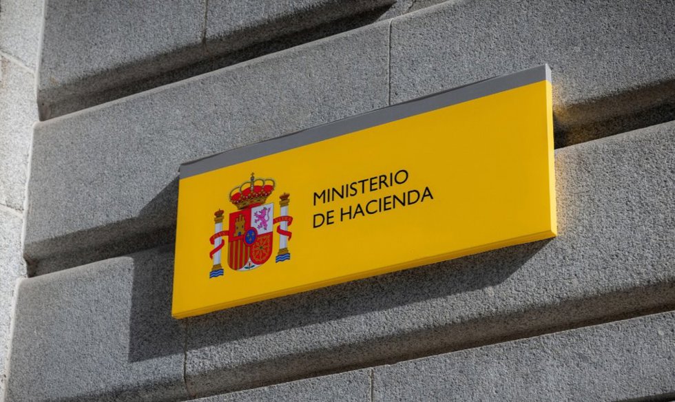 Logo de la fachada del Ministerio de Hacienda.