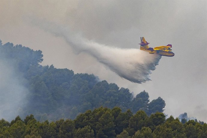 Un hidroavión trabaja en las tareas de extinción del incendio de la Vall d’Uixó, a 28 de julio de 2026, en Castellón, Comunidad Valenciana (España). El incendio declarado en al Vall d'Uixó (Castellón) no crece de manera significativa en número de hectárea