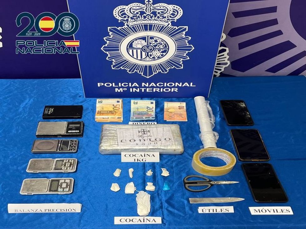Efectos incautados por la Policía Nacional a una red de distribución de drogas en Lugo y A Coruña.